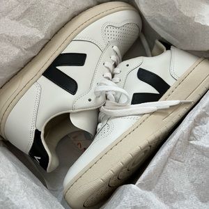Veja V-10 Leather White Black